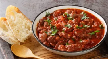 Рецепт тушкованих курячих шлунків зі сметанним соусом