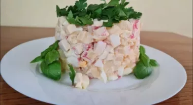 Салат з крабовими паличками та ананасами - рецепт