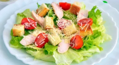 Салат Цезар з куркою та смачним соусом