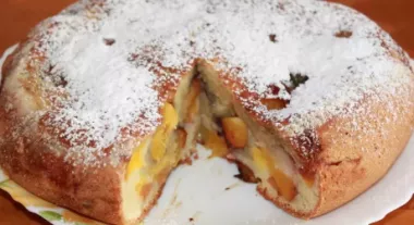 Шарлотка з персиками в мультиварці