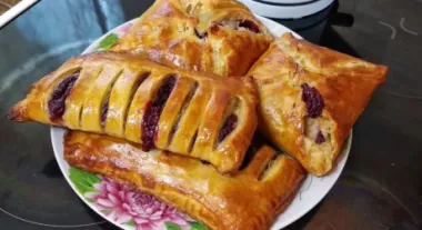 Листкові пиріжки з малиною