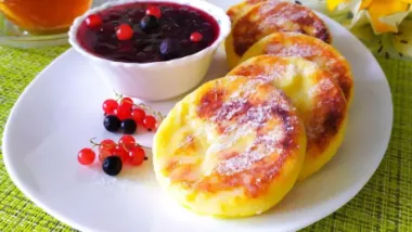 Смачні сирники в духовці з борошном і родзинками