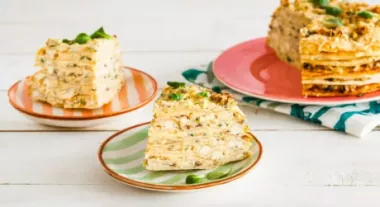 Млинцевий торт з куркою та грибами: рецепт приготування