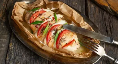Запечена куряча грудка з соусом песто, помідорами та моцарелою