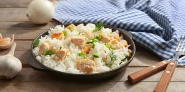 Курка з рисом на сковороді