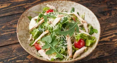 Салат з руколою, курячою грудкою та сиром