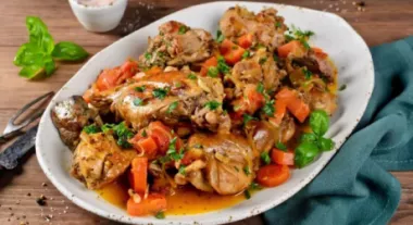 Кролик тушкований з овочами