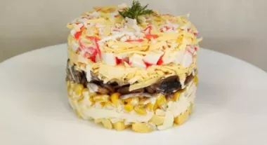 Салат зі смаженими грибами та крабовими паличками