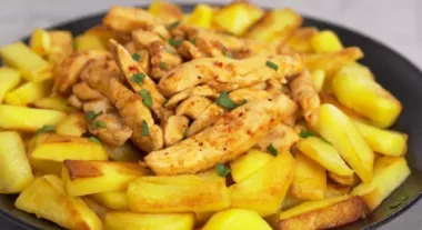 Курка з картоплею на сковороді