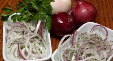 Рецепт маринованої червоної цибулі: ідеальна закуска до м'яса та шашлику