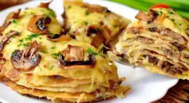 Млинцевий торт із куркою та грибами