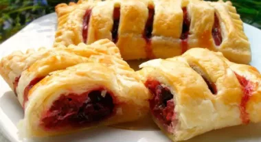 Листкові пиріжки з варенням