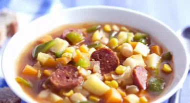 Смачний суп із мисливськими ковбасками