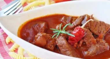 Яловичина з овочами в гострому шоколадному соусі
