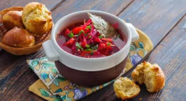 Класичний рецепт борщу з часниковими пампушками